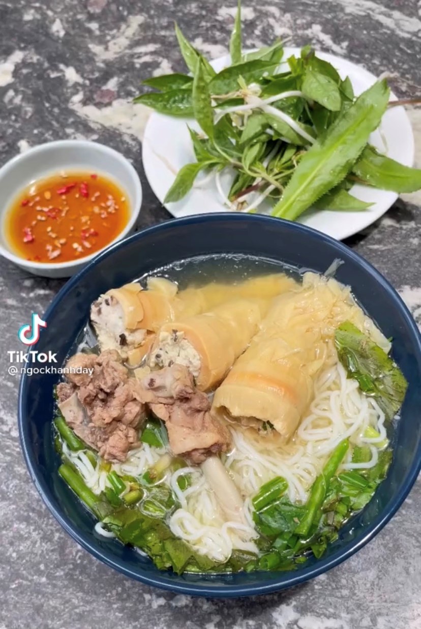 Bữa tối đổi vị với bún măng mọc thanh mát healthy từ ức gà