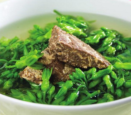Canh cua nấu hoa thiên lý thanh mát, ngọt lịm ngày hè