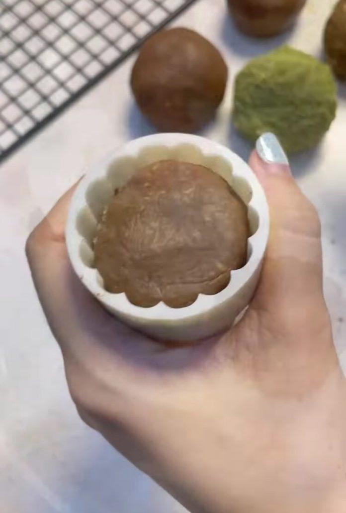 Chia hỗn hợp thành 04 phần bằng nhau và vo thành viên tròn sau đó cán dẹt và cho nhân phô mai hoặc nhân trứng muối lại rồi bọc kín nhân. Cho bánh vào khuôn và nhấn giữ trong khoảng 1 phút để tạo hình bánh. Sau đó, nhẹ nhàng rút khuôn ra và làm tương tự với 3 phần còn lại. Tùy theo sở thích mà bạn có thể cho phô mai hoặc trứng muối vào phần nhân của mình nhé! Nguồn : https://bloganchoi.com/lam-banh-trung-thu-tu-banh-mi-sandwich/ Chia hỗn hợp thành 04 phần bằng nhau và vo thành viên tròn sau đó cán dẹt và cho nhân phô mai hoặc nhân trứng muối lại rồi bọc kín nhân. Cho bánh vào khuôn và nhấn giữ trong khoảng 1 phút để tạo hình bánh. Sau đó, nhẹ nhàng rút khuôn ra và làm tương tự với 3 phần còn lại. Tùy theo sở thích mà bạn có thể cho phô mai hoặc trứng muối vào phần nhân của mình nhé! Nguồn : https://bloganchoi.com/lam-banh-trung-thu-tu-banh-mi-sandwich/