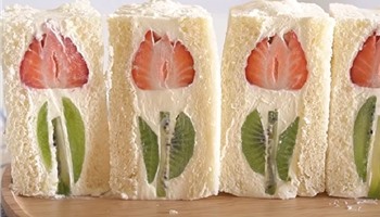 Sandwich kem tươi hình bông hoa cực xinh cho bữa sáng